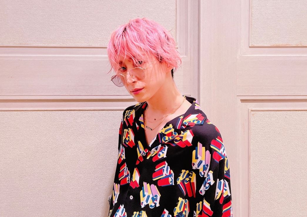 twitterにてJUICY MVオフショット公開中。柄シャツの治安の悪さ